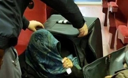 فتشوا الحقائب .. وما وجدوه داخلها أصابهم بالصدمة !!
