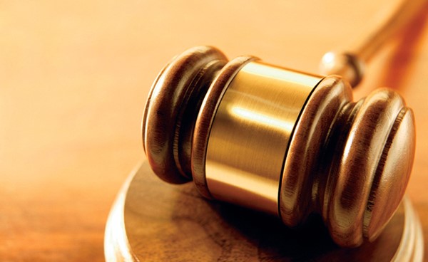 ستينية تتلقى الضرب من 3 آسيويين في الامارات