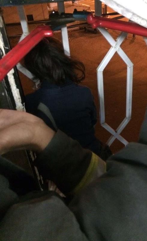 بالصور.. احتجاز طفلة بنافذة منزل في السعودية