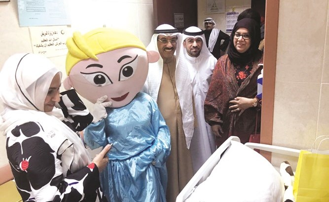 د.عويد المشعان ونادية الجمعة والمسؤولون في مستشفى مبارك﻿