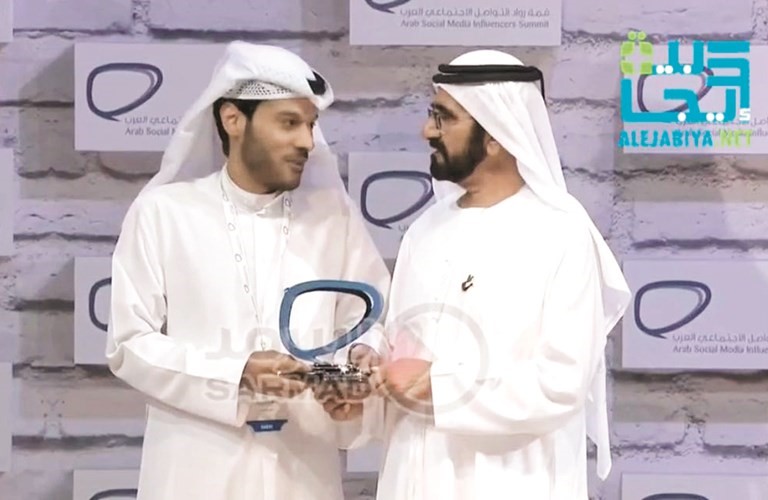 الشيخ محمد بن راشد آل مكتوم خلال تكريم جراح الجدعي مؤسس الإيجابية نت ﻿
