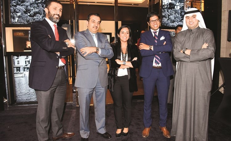 عبدالمحسن بهبهاني ومهدي راجان وشهزاد جيدواني ورائد حوران وسارة ياسين في لقطة تذكارية قبيل إطلاق الإصدار المحدود ﻿