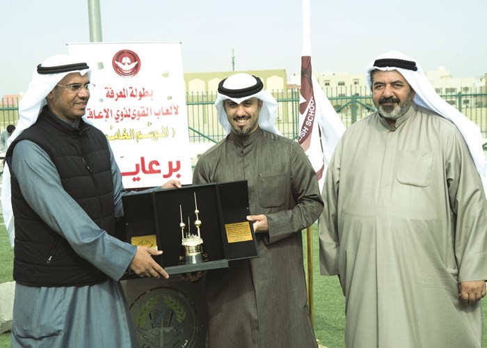 علي البغلي يتسلم درعا تكريمية من طلال الجري﻿