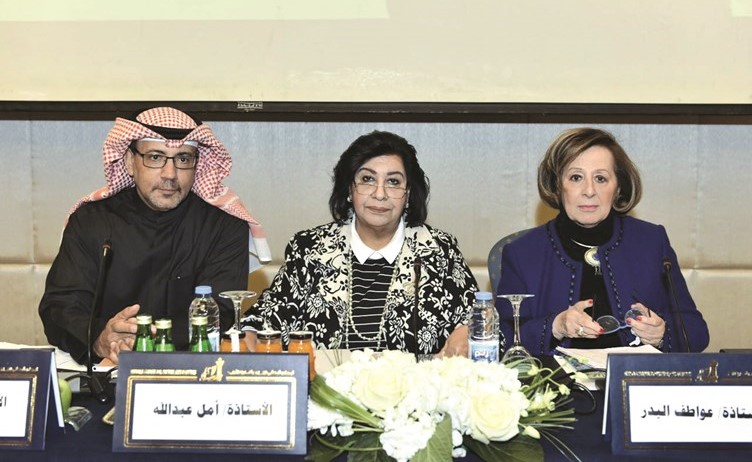 الكاتبة القديرة عواطف البدر والكاتب المسرحي علاء الجابر والإعلامية القديرة أمل عبدالله خلال الندوة﻿
