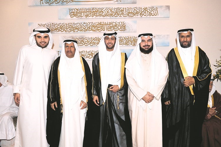 د. جمعان الحربش ونجله عبدالله يباركان للمعرس عمر الجارالله ووالده صلاح الجارالله ووالد العروس عبداللطيف المجحم﻿