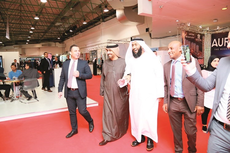السفير الاماراتي زار المعرض﻿