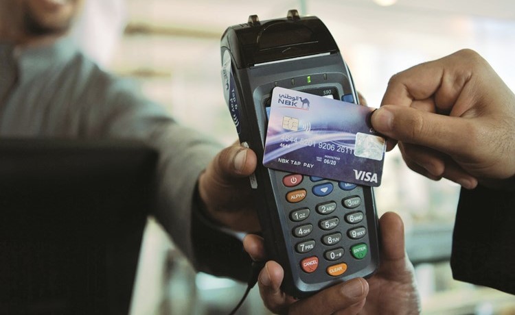 خلال تجربة الدفع الجديدة عن طريق لمس البطاقة لجهاز الدفع ﻿