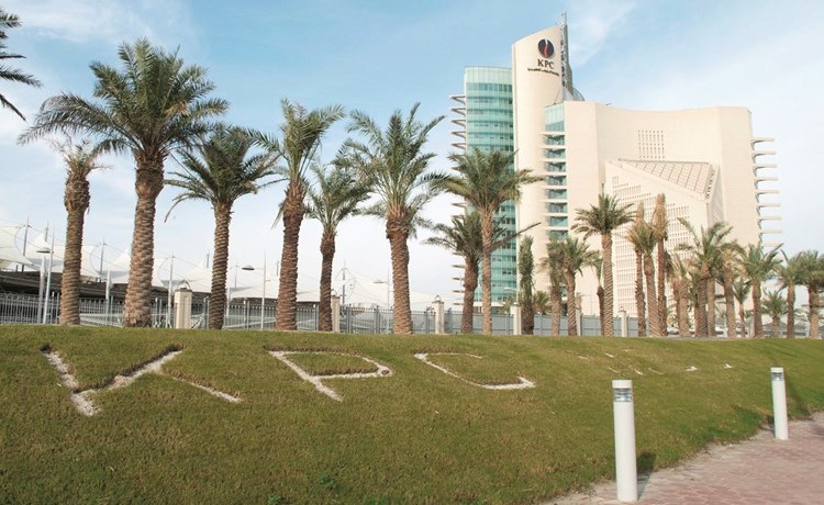 انخفاض أرباح وايرادات البترول عقب انهيار أسعار النفط﻿