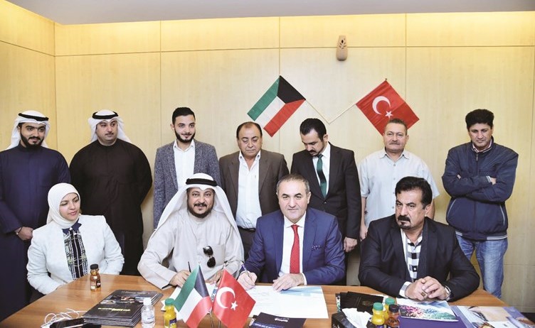 بدر العتيبي ووهبي أوراكجي خلال توقيع اتفاقية الشراكة الاستراتيجية بين الجانبين ﻿