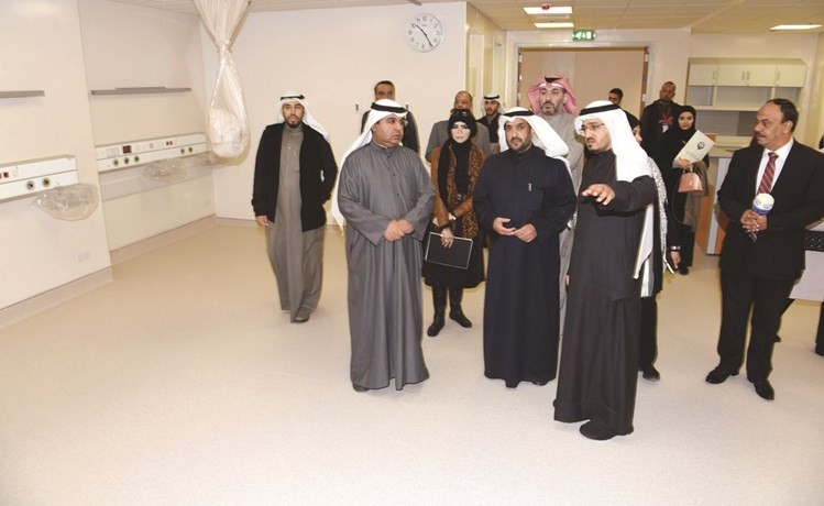 بدر الرفاعي وم.عبدالمحسن العنزي خلال جولة في المستشفى 	(احمد علي) ﻿