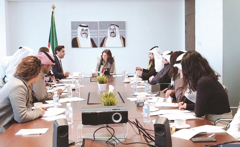 الشيخة الزين الصباح خلال اجتماعها مع مبعوث الأمين العام للأمم المتحدة للشباب أحمد الهنداوي﻿