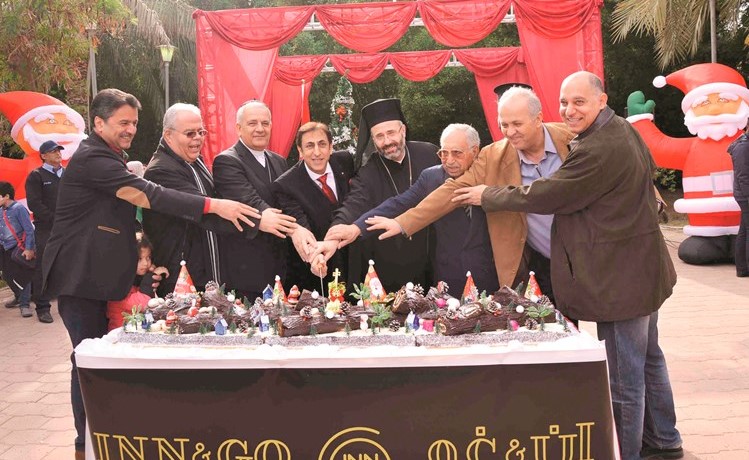 ماهر خير متوسطا مروان عبد الباقي وجوزيف اصطفان والسفير السابق عدنان بدرا والمطران غطاس هزيم والمطران مارون العمار والأب ريمون عيد وانطوان عبيد (شانافاس قاسم)﻿