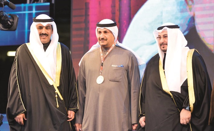 الشيخ فهد جابر العلي ودعيج العتيبي يكرمان مدير العلاقات العامة باتحاد الكرة عبدالرحمن الشراح ﻿