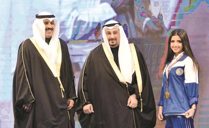  العلي والعتيبي مع إحدى الفائزات﻿