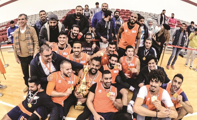 فريق كرة السلة للكلية الأسترالية عند التتويج﻿