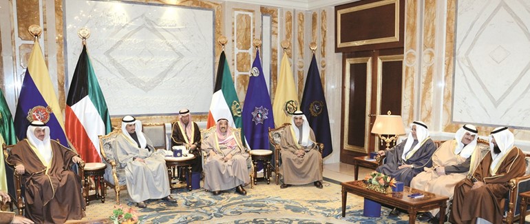 سمو الأمير مستقبلا رئيس مجلس الأمة مرزوق الغانم واعضاء مكتب المجلس ويبدو الشيخ علي الجراح والشيخ خالد العبدالله وعلام الكندري﻿