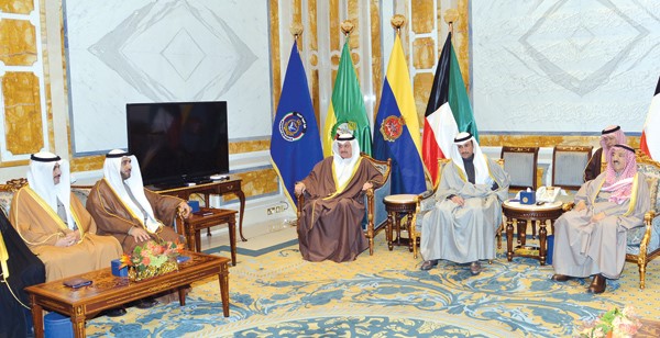 صاحب السمو الأمير مستقبلا رئيس مجلس الأمة مرزوق الغانم ونائبه عيسى الكندري ويبدو محمد الدلال وثامر السويط
