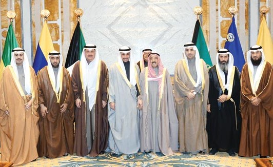 صاحب السمو الأمير الشيخ صباح الأحمد متوسطا رئيس مجلس الأمة مرزوق الغانم وأعضاء مكتب المجلس