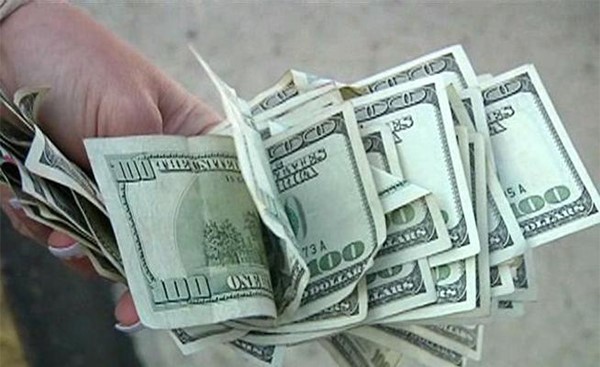 تاريخية.. الدولار بـ 19 جنيهاًوالـ 1000 جنيه بـ 16.700 ديناراً