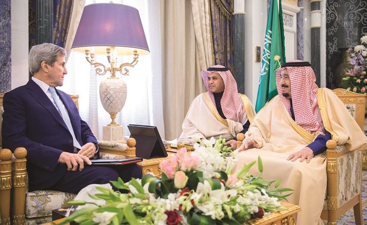 خادم الحرمين الشريفين الملك سلمان بن عبدالعزيز خلال استقباله وزير الخارجية الأميركي جون كيري	 ( واس)﻿