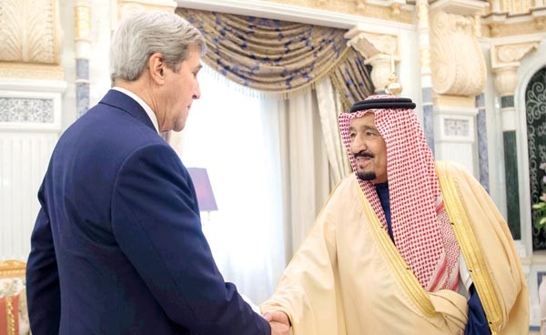 خادم الحرمين الشريفين مستقبلا جون كيري في الرياض امس	 (أ.ف.پ)