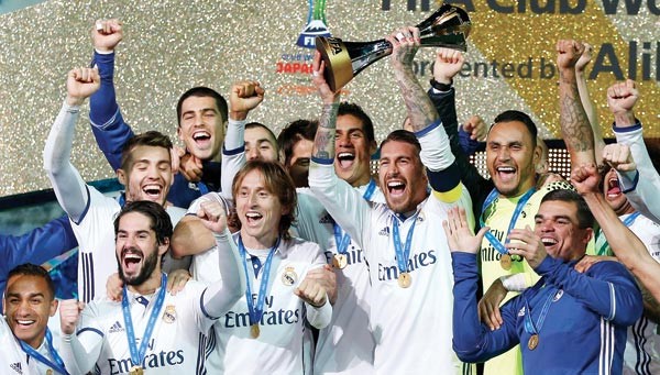 فرحة نجوم ريال مدريد أبطال كأس العالم للأندية 	(رويترز)