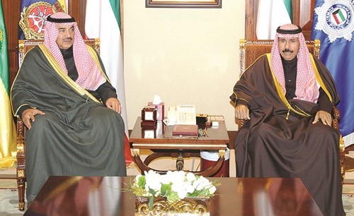سمو ولي العهد الشيخ نواف الأحمد مستقبلا الشيخ صباح الخالد﻿