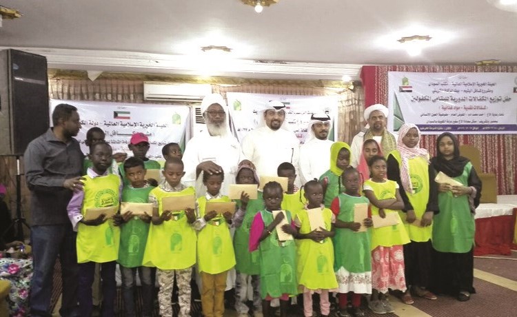 عبدالعزيز العنزي وطلال الريش خلال توزيع كفالات الايتام بالسودان﻿