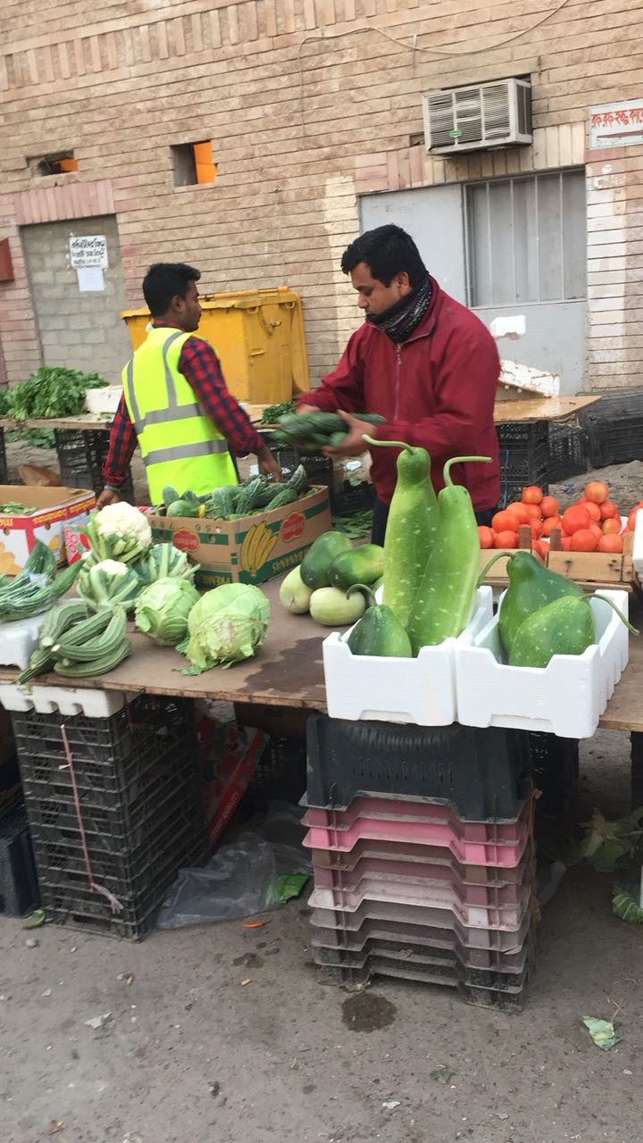 عرض البضائع والمواد الغذائية بالساحات والشوارع