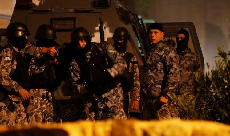 عناصر من قوات الأمن الأردنية خلال المواجهات أمس في قلعة الكرك