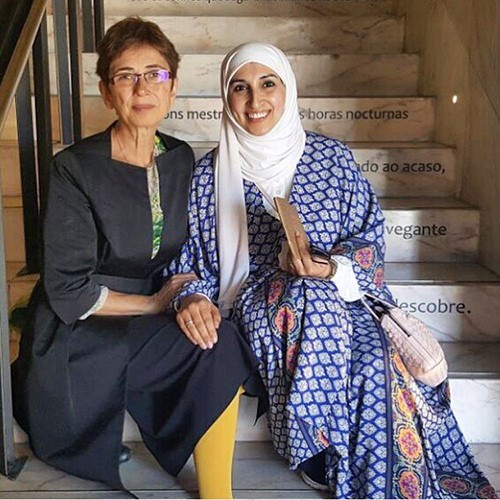 الكاتبة تسنيم المذكور مع رئيسة مؤسسة ساراماغو