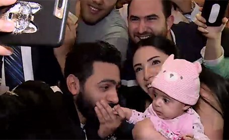 بالفيديو.. تامر حسني : نشرت صورتي القديمة حتى لا يتخلى شاب عن حلمه