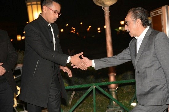 بالفيديو والصور.. عادل إمام يتقدم نجوم مصر في عزاء أحمد راتب