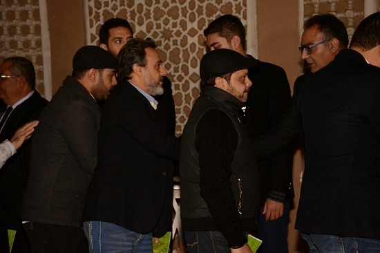 بالفيديو والصور.. عادل إمام يتقدم نجوم مصر في عزاء أحمد راتب