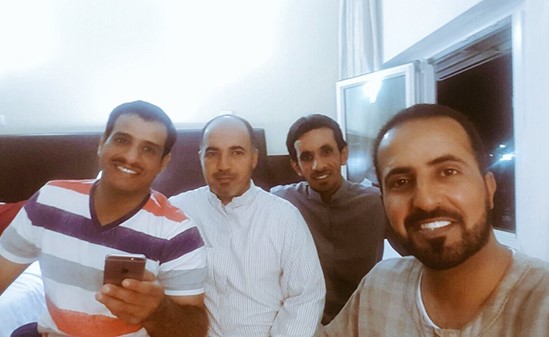  ‏صورة سيلفي للشباب المحتجزين في إيران فواز العازمي وفلاح العجمي وفايز العنزي وخالد العازمي الذين سيعودون اليوم بإذن الله