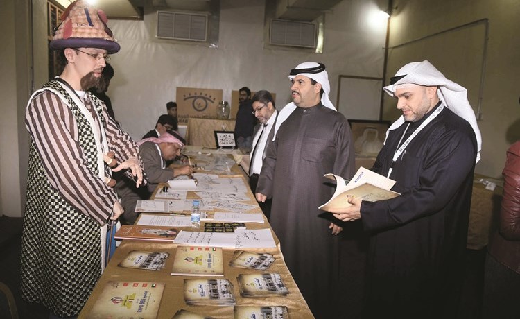 الشيخ دعيج الخليفة ومحمد كمال يتفقدان المعرض المصاحب للاحتفال	(محمد هاشم)﻿