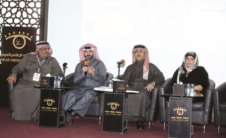 نورة المليفي وهاشم اسد ويوسف الشطي ويوسف العتيبي خلال الامسية الشعرية ﻿