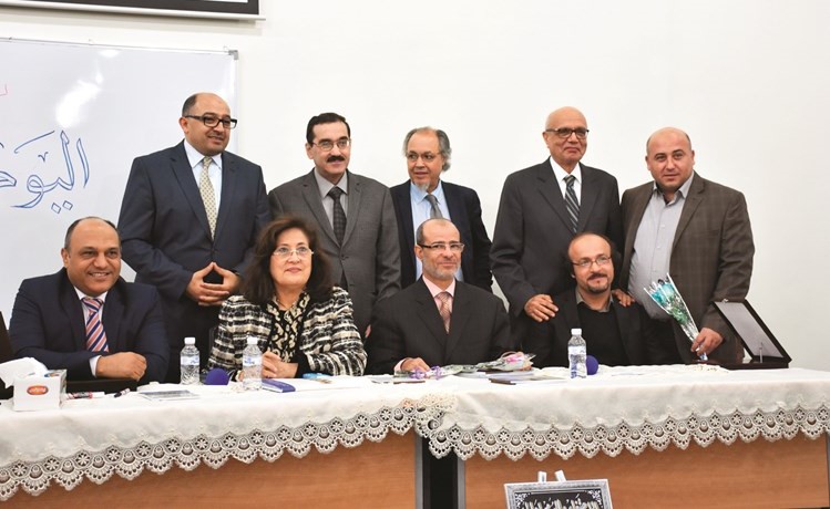 أعضاء هيئة التدريس في كلية القانون الكويتية اثناء الاحتفال ﻿