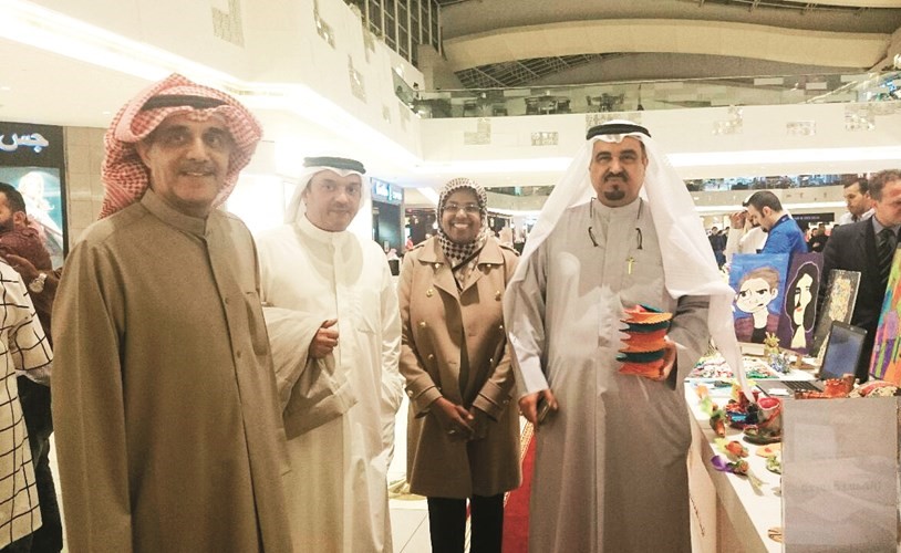 الهيئة التدريسية لمادة التربية الفنية لقسم الاحتياجات الخاصة مع الطلاب المشاركين﻿