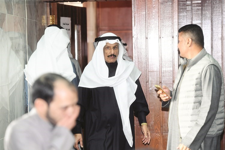 محمد المعجل لدى خروجه من القاعة ﻿