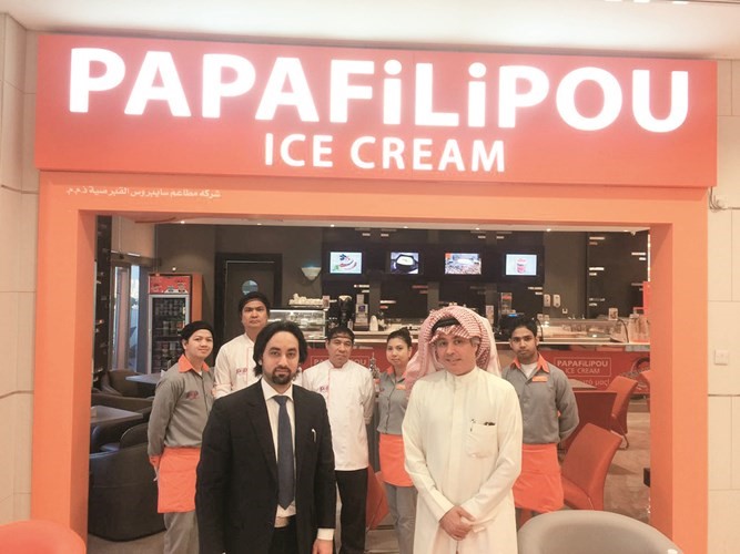 خالد النومس مع فريق العمل﻿