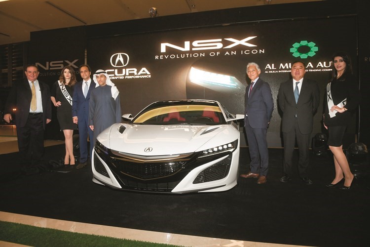 طلال الملا وعماد فليحان وهيرواكي شيباتا وهيسانتي كوسومي لحظة الكشف عن NSX ويبدو عماد ملاعب			(محمد هاشم)﻿