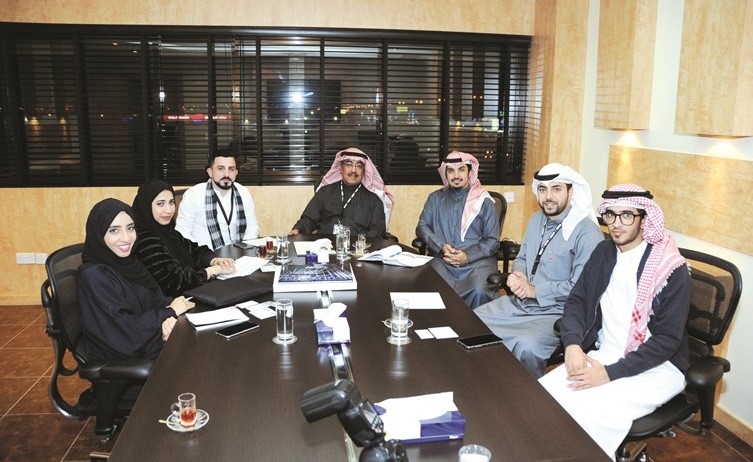 نائب رئيس التحرير الزميل عدنان الراشد ومدير التحرير الزميل محمد بسام الحسيني ورئيس قسم العلاقات العامة الزميل يوسف إبراهيم خلال اللقاء مع جواهر النقبي وأسماء الجويعد وسلطان فيصل بن حثلين	(هاني الشمري)﻿