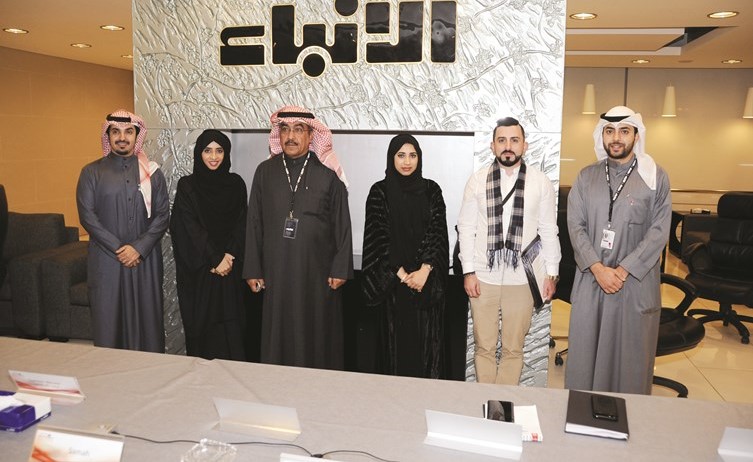 الزملاء عدنان الراشد ومحمد بسام الحسيني ويوسف إبراهيم في استقبال جواهر النقبي وأسماء الجويعد وسلطان فيصل بن حثلين ﻿