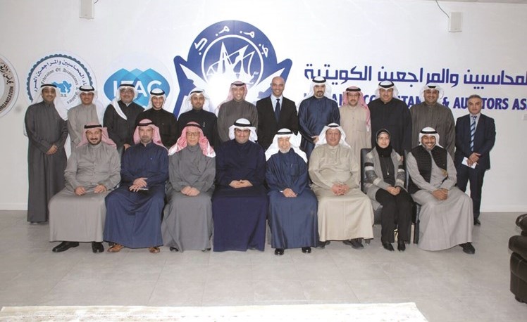 وزير التجارة والصناعة خالد الروضان في لقطة جماعية عقب اجتماعه مع أعضاء جمعية المحاسبين والمراجعين الكويتية﻿