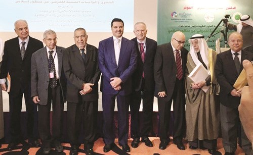 الوزير د.جمال الحربي ود.عبدالرحمن العوضي يتوسطان المشاركين في المؤتمر﻿
