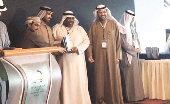 السفير الاماراتي رحمة الزعابي وممثل السفير العماني عبدالمحسن شعبان ود.صلاح العبدالجادر يكرمون المشاركين﻿