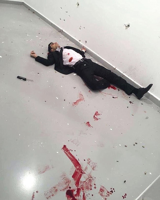 بالفيديو والصور.. اغتيال السفير الروسي في أنقرة رميا بالرصاص..  والقاتل: الله أكبر لا تنسوا حلب