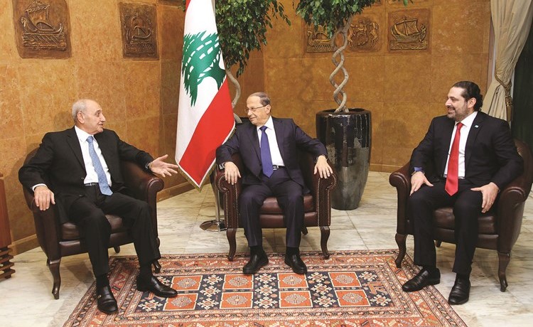 الرئيس ميشال عون مستقبلا الرئيس سعد الحريري والرئيس نبيه بري خلال توقيع مراسيم تشكيل الحكومة في بعبدا أمس الأول	(محمود الطويل) ﻿