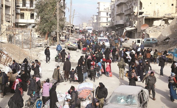 عشرات من المدنيين ومقاتلي المعارضة ممن تبقوا في حلب المحاصرة ينتظرون دورهم ليتم اخراجهم	(رويترز) ﻿